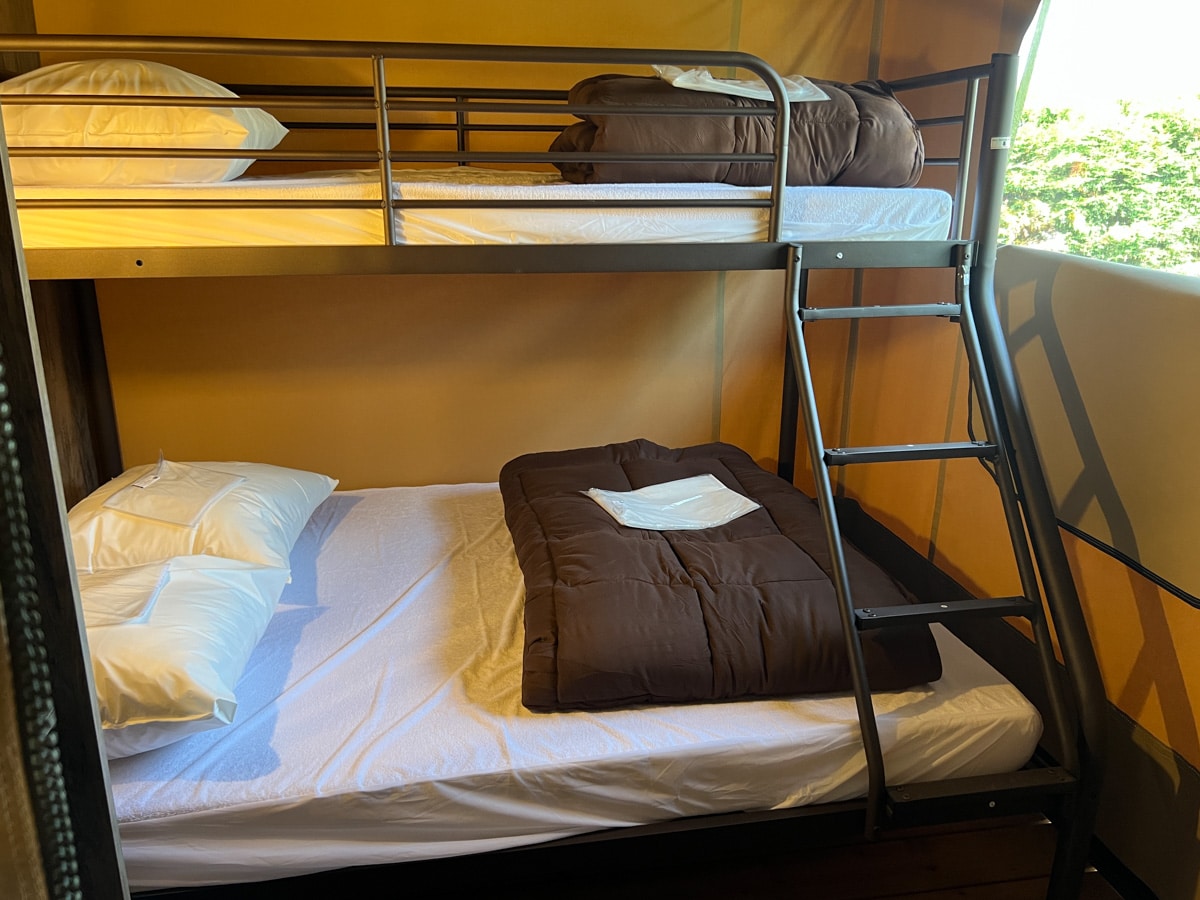 tente-lodge-prestige-chambre-lit-superposé-camping-du-port-de-moricq